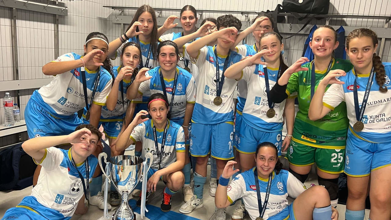 CadeteFemenino Las jugadoras del Marin Futsal festejan la Copa Galicia