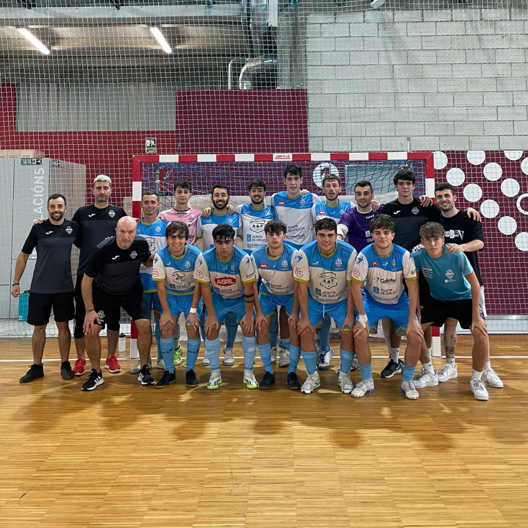 Galefen La plantilla del Galefen Marín celebrando con sus aficionado el ascenso a Tercera División. MARÍN FS